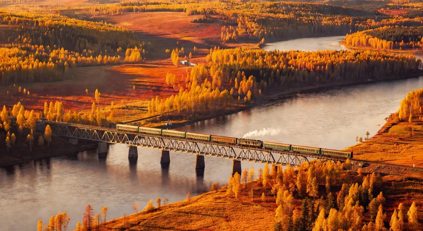 Train du Transsibérien traversant la taïga sibérienne en automne