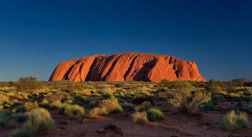 Uluru au lever du soleil dans l'Outback australien